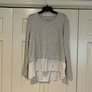 Vineyard vines top size XL.  Heather gray top with white hi-low ruffle on bottom
